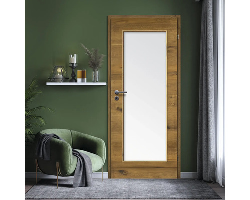 Holztür mit Glaseinsatz in einem Wohnraum mit Sessel und Dekoration