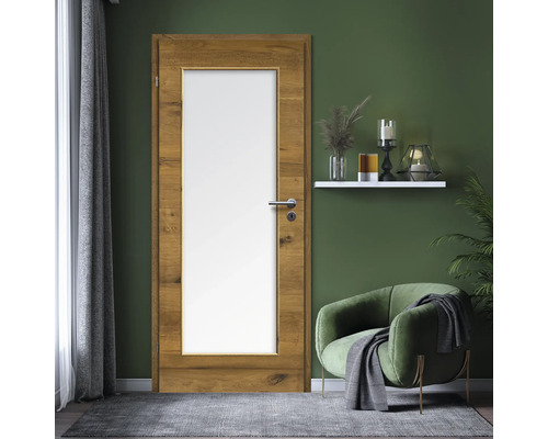 Holztür mit Glaseinsatz in einem Wohnraum