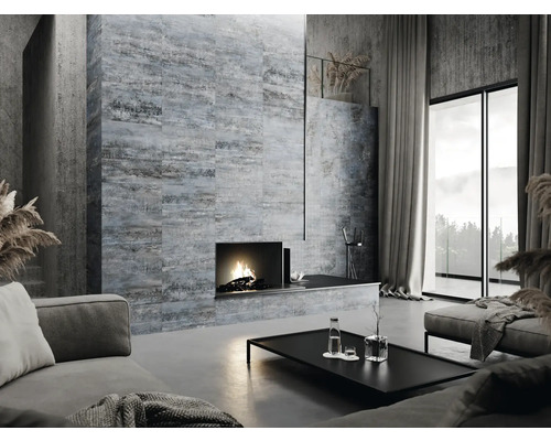 Wohnzimmer mit Kamin, Sofa, Tisch und gefliester Wand in Betonoptik.