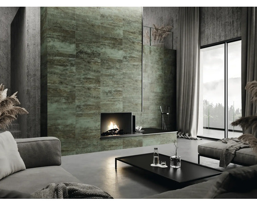 Modernes Wohnzimmer mit Kamin und Wandfliesen in Steinoptik für ein stilvolles Ambiente