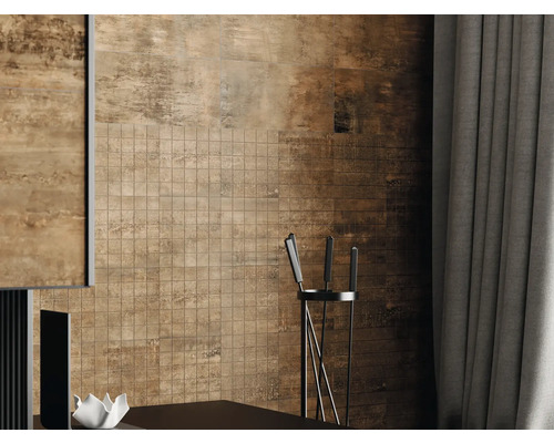 Wandgestaltung mit Fliesen in Steinoptik und Mosaikfliesen für ein modernes Interieur