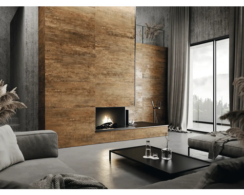 Wohnzimmer mit Couch, Couchtisch, Kamin und gefliester Wand