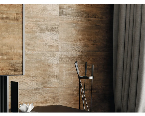 Wandgestaltung mit Keramikfliesen in Holzoptik und sechseckigen Mustern.