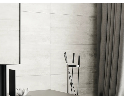 Wandfliesen im Badezimmer mit Vorhängen und Kaminbesteck