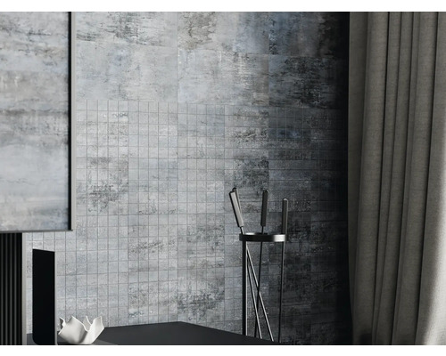 Dekoratives Interieur mit Fliesen in Steinoptik, Mosaikfliesen und Vorhängen.