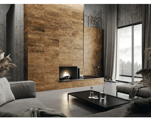 Wohnzimmer mit gefliester Wand, Kamin und modernen Möbeln.