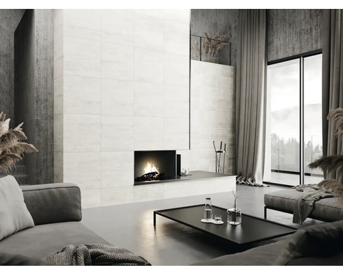 Heller Wohnraum mit Fliesenwand, Kamin und großem Fenster