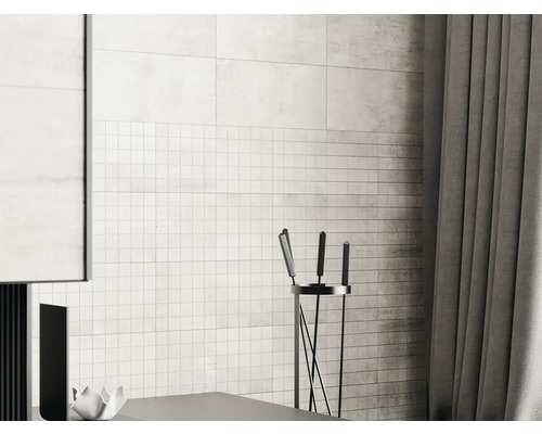 Gedeckter Raum mit Wandfliesen, Kaminbesteck und Vorhängen.