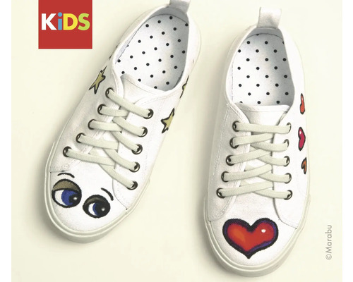 Paar weiße Kindersneaker mit Herz-, Stern- und Augenmotiven