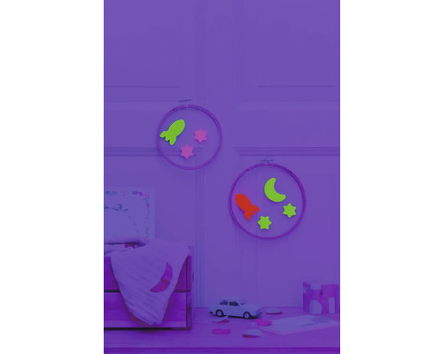 Kinderzimmer mit Dekorationen mit Weltraummotiven wie Raketen und Sternen