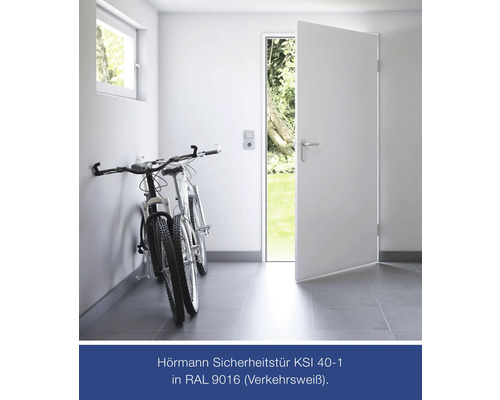 Helle Garage mit Fahrrädern und geöffneter Sicherheitstür