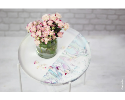 Dekorativer Beistelltisch mit Blumenarrangement