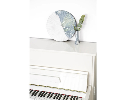 Dekorative Wanduhr und Vase mit Eukalyptus auf einem Klavier