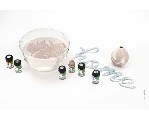 Marmorierset mit Farben, Wasserbad, Schriftzug und Vase