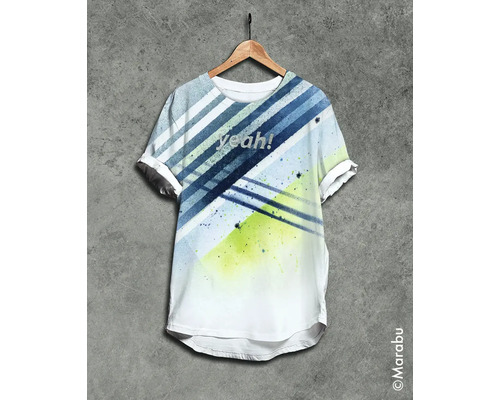 T-Shirt mit Aufdruck hängt an einem Kleiderbügel.