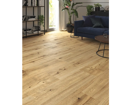 Wohnzimmer mit Bodenbelag in Holzoptik, Sofa, Tisch und Regal