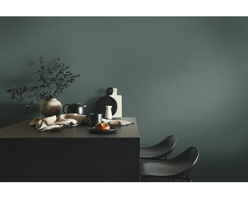 Stillleben mit Vase, Geschirr und Stühlen vor einer farbigen Wand