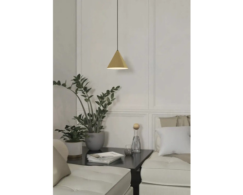 Hängelampe in Pyramidenform über einem Nachttisch mit Dekoration