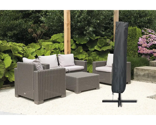 Sitzgruppe mit Schutzhülle für Sonnenschirm im Garten