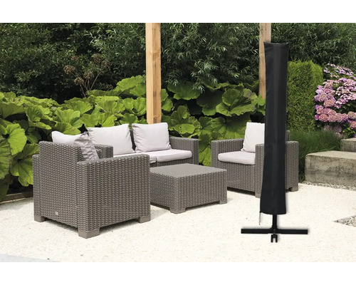 Gartenmöbel-Set mit Schutzhülle für Sonnenschirm auf einer Terrasse