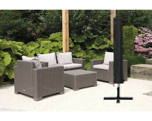 Gartenmöbel-Set mit Abdeckung für Sonnenschirm auf Terrasse