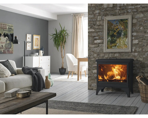 Wohnzimmer mit Kaminofen, Sofa und Esstisch