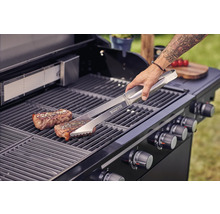 Grillszene mit Grillzange, Steak und Gasgrill