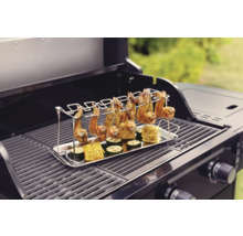 Grill mit Hähnchenflügeln und Gemüse im Halter