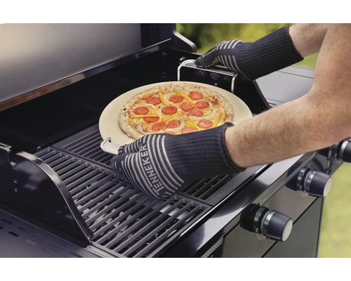 Pizza auf Pizzastein wird auf einen Gasgrill gelegt