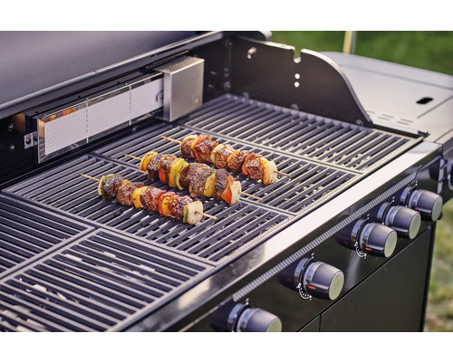Grill mit Grillspießen auf dem Rost