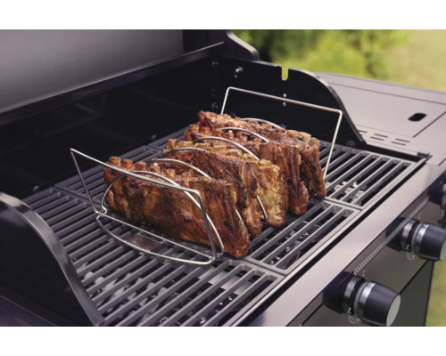 Gasgrill mit Spareribs im Rippchenhalter