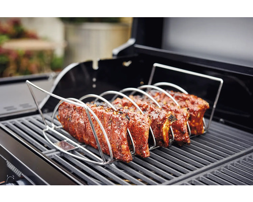 Schweinerippchen im Rippchenhalter auf einem Grill