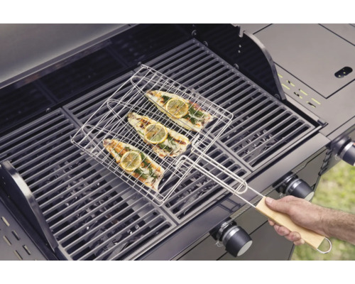 Fisch in einem Grillkorb auf einem Gasgrill