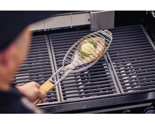 Fisch in Grillkorb auf Grill