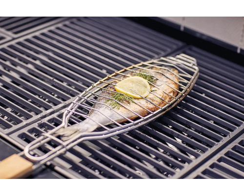 Gegrillter Fisch mit Zitrone in Grillzange auf Grillrost