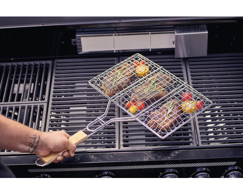 Fleisch und Gemüse im Grillkorb auf einem Grill