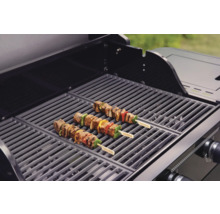 Drei Fleischspieße auf einem Grillrost.