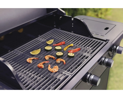 Grill mit Grillmatte, Garnelen, Zucchini, Paprika und Limetten