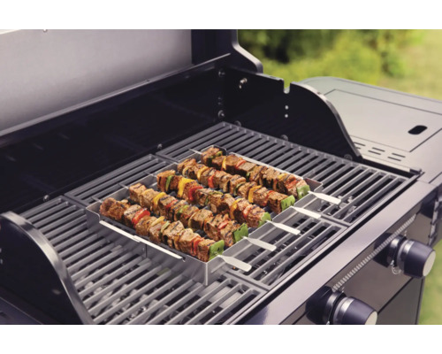 Grill mit Schaschlikspießen im Grillgestell