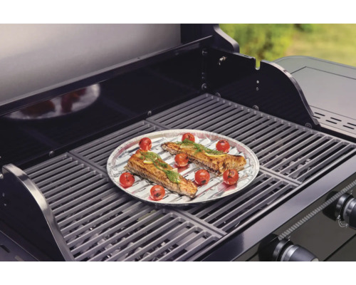 Grill mit Grillgut auf Alufolie