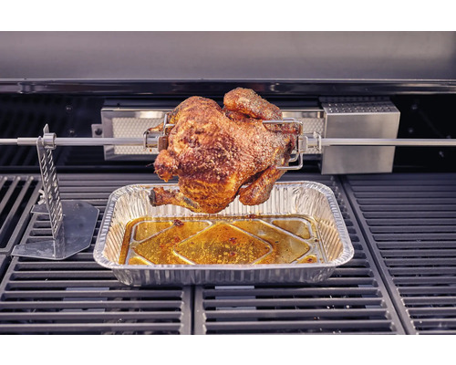 Gegrilltes Hähnchen am Drehspieß auf einem Grill.