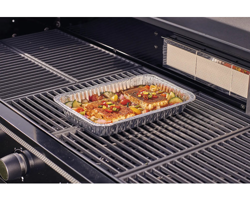 Grill mit Fisch und Gemüse in einer Aluminiumschale auf dem Grillrost