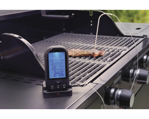 Digitales Grillthermometer mit Garstufenanzeige auf einem Grill