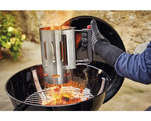 Grillanzünder über einem Holzkohlegrill in Aktion