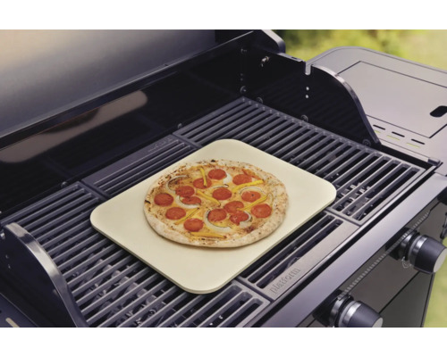 Pizza auf Pizzastein im Grill