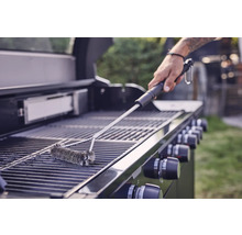 Grillreinigungsbürste beim Reinigen eines Grillrosts