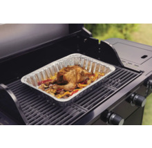 Gegrilltes Hähnchen mit Gemüse in Aluschale auf einem Grill