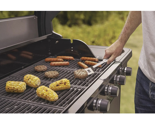 Gasgrill mit Würstchen, Maiskolben und Burger-Patties auf dem Grillrost