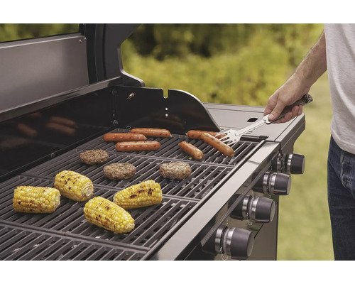 Grill mit Würstchen, Hamburgern und Maiskolben auf dem Grillrost