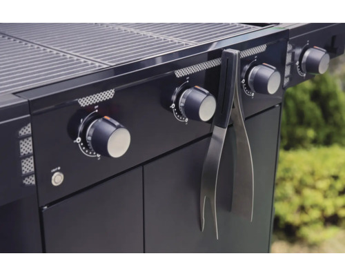 Detailansicht eines Gasgrills mit Grillzange